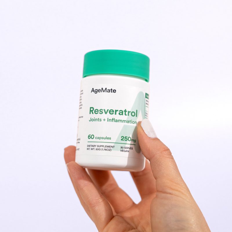 Resveratrol caps hand